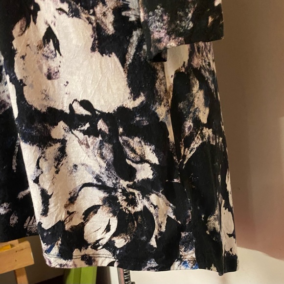 Black, white, grey, blue. Tunic, 1X.  Great for Spring & Easter ! - Picture 3 of 9